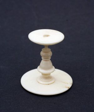 MUO-009783/01: stol: minijaturni predmet