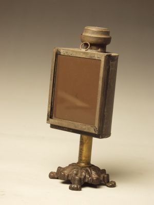 MUO-007237: Fotografska svjetiljka za rad u tamnoj komori: svjetiljka