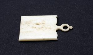 MUO-009783/33: daska za rezanje: minijaturni predmet
