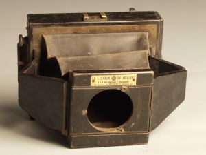 MUO-008817: Fotoaparat (u drvenoj kutiji): fotoaparat