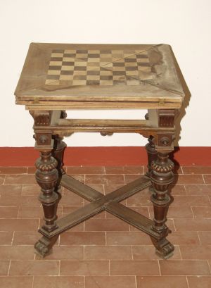 MUO-024210: Stolić za šah: stolić za šah