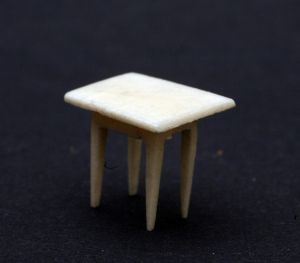 MUO-017742/02: stol: minijaturni predmet