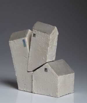 MUO-051950: Izmaknuta kuća I/2: keramoskulptura