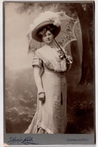 MUO-011399/21: Dama s kišobranom: fotografija