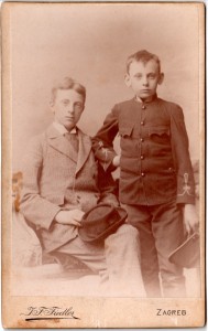 MUO-013345/25a: Mladić i dječak: fotografija
