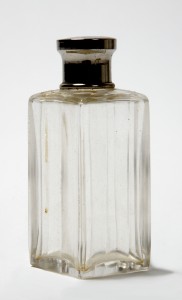 MUO-056046/04: Bočica s čepom (dio toaletne garniture): bočica s čepom