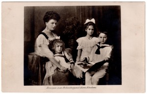 MUO-014164/02: Vojvotkinja von Hohenberg s djecom: razglednica