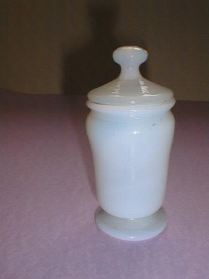 MUO-000881: Apotekarska vaza s poklopcem: apotekarska vaza s poklopcem