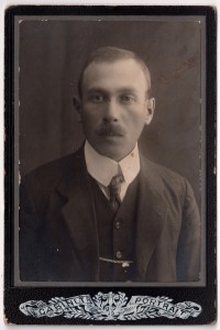MUO-009495/80: Gospodin s uškrobljenim ovratnikom: fotografija
