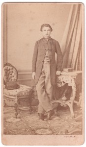 MUO-005755/05: Dječak u surki: fotografija