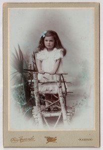 MUO-016172/12: Djevojčica na drvenom stolcu: fotografija