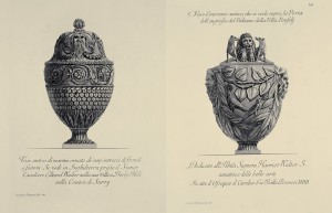 MUO-057436/74: Antička mramorna vaza ukrašena prepletima lišća i festonima /Antička žara koja se nalazi iznad ulaza palače vile Panfili