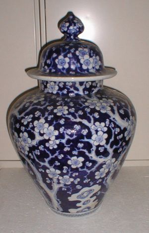 MUO-035538: Vaza s poklopcem: vaza s poklopcem