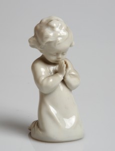 MUO-020857: Dijete u molitvi: figurica