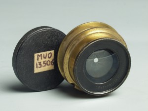 MUO-013506: Objektiv (u okviru): objektiv