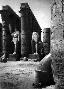 MUO-030256/02b: Kolonada hrama Amenofisa III,  XVIII dinastija: fotografija