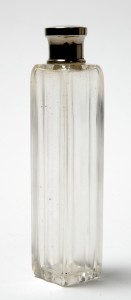 MUO-056046/02: Bočica s čepom (dio toaletne garniture): bočica s čepom