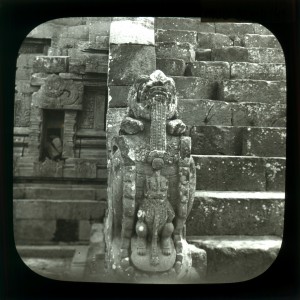 MUO-035118/41: Skulptura na budističkom hramu: dijapozitiv