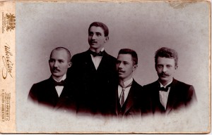 MUO-013345/24: Četiri mladića: fotografija