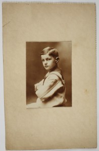 MUO-056119: Portret dječaka u mornarskoj košulji: fotografija
