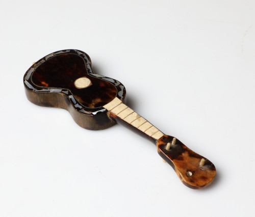 MUO-059764: Minijaturna gitara