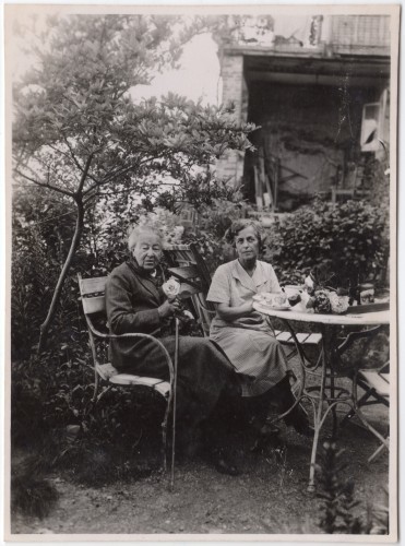MUO-058633: Nasta Rojc i Alexandrina Onslow u vrtu: fotografija