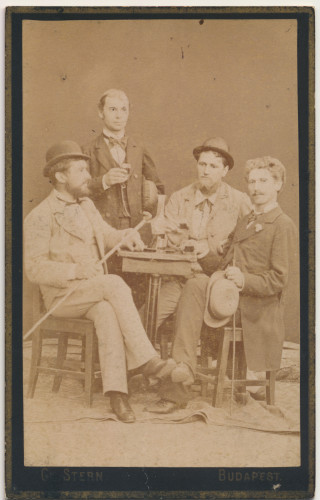 MUO-051055: Portret muškaraca za stolom: fotografija