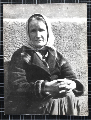 MUO-022798: Prodavačica zemlje: fotografija