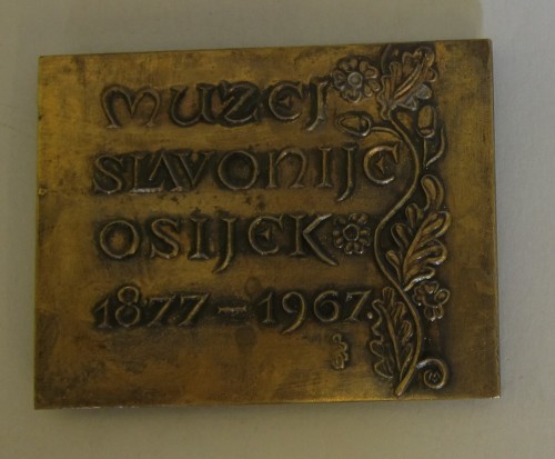 MUO-025131/01: plaketa MUZEJ SLAVONIJE OSIJEK 1877 - 1967: plaketa