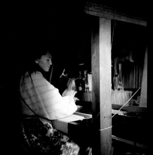 MUO-035157/24: Žena za tkalačkim stanom: negativ