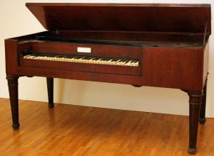 MUO-008218: Stolni klavir: klavir