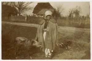 MUO-043128: Djevojčica sa svinjom: fotografija