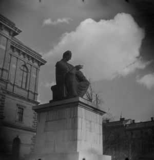 MUO-030812: Spomenik Josipu Jurju Strossmayeru iza zgrade HAZU: negativ