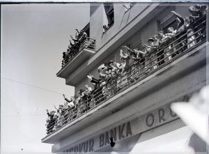 MUO-042196: Na balkonu Merkur banke: negativ