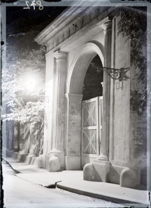 MUO-042038: Noćni snimak portala Jelačićeve palače: negativ