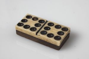 MUO-051650/44: Domino: pločica za domino