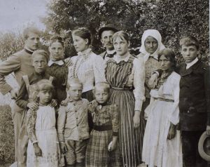 MUO-044557/73: Osoblje i djeca na posjedu Jastrebarsko: fotografija