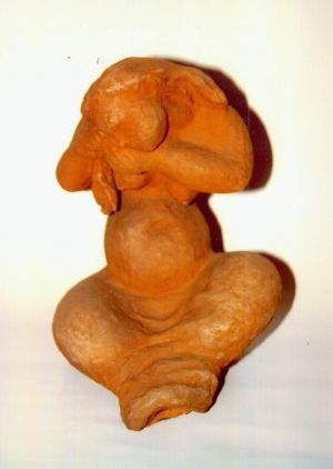 MUO-050093: Mala s pletenicom: keramoskulptura