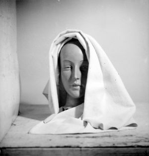 MUO-030863: Skulptura ženske glave s maramom II: negativ