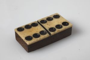 MUO-051650/40: Domino: pločica za domino