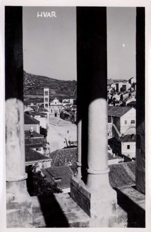 MUO-040861: Hvar- Panorama kroz stupove: razglednica