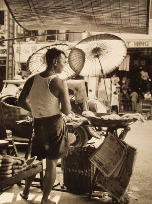 MUO-035640: Prodavač suncobrana, Singapore, 1956.: fotografija