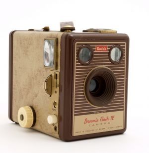 MUO-046279: Kodak Brownie Flash IV Camera: fotoaparat