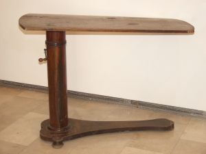 MUO-024183: Bolesnički stol: bolesnički stol