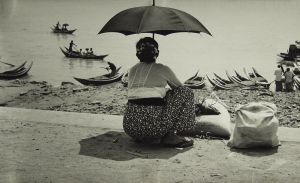 MUO-035756: Žena s kišobranom, Rangoon, 1956.: fotografija