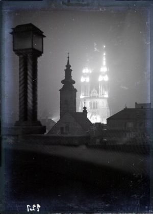 MUO-041815: Zagrebačka katedrala u noći: negativ