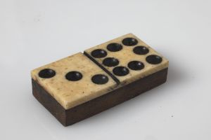 MUO-051650/30: Domino: pločica za domino