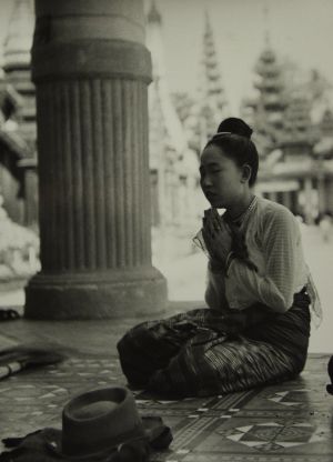 MUO-035742: U hramu, Rangoon, 1956.: fotografija
