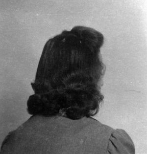 MUO-031113: Ženski portret s leđa: fotografija