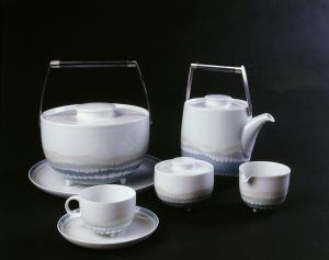 DIJA-1907: zdjela za juhu : vrčić za mlijeko : šećernica : tanjur : čajnik : šalica i tanjurić